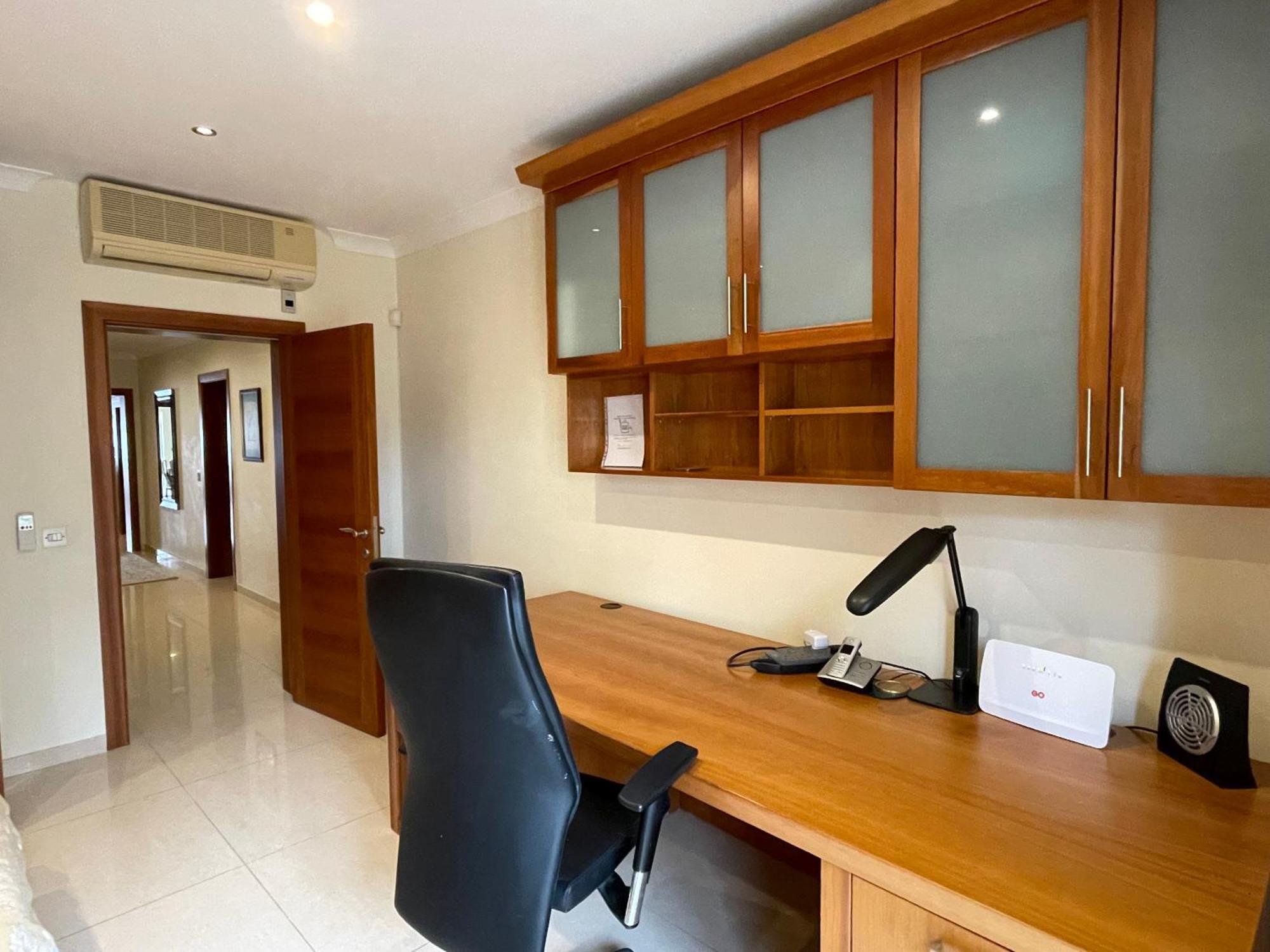 Spacious Luxurious Apartment With Seaview المليحة الغرفة الصورة